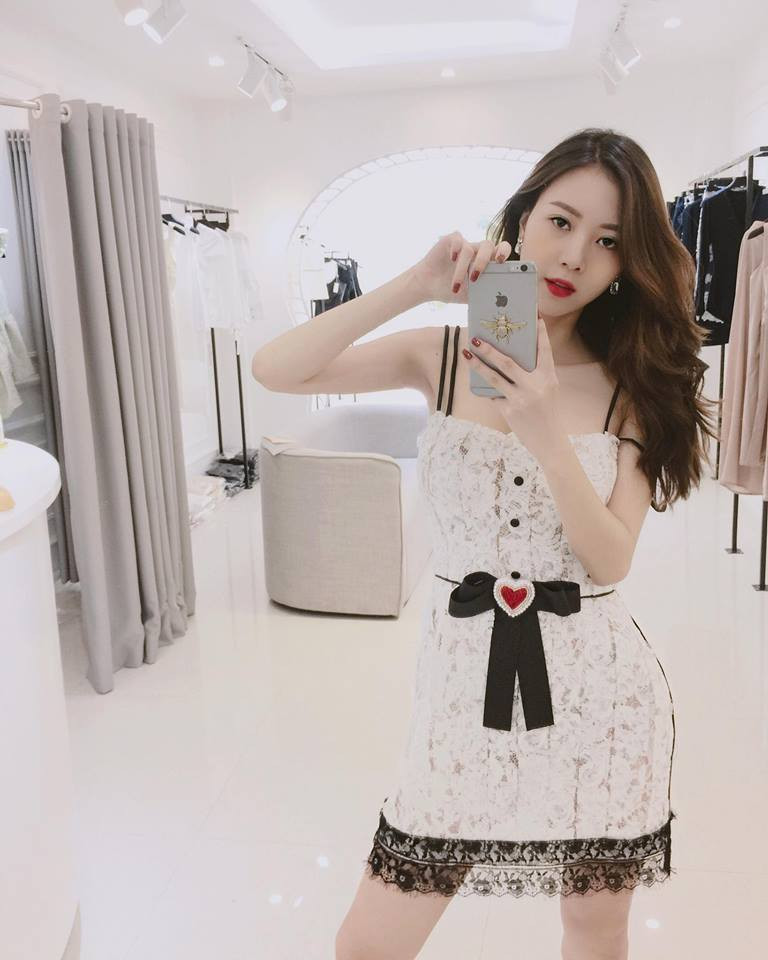 Những chiếc đầm ren quyến rũ không thể không xuất hiện trong tủ đồ của Vũ Ngọc Châm.