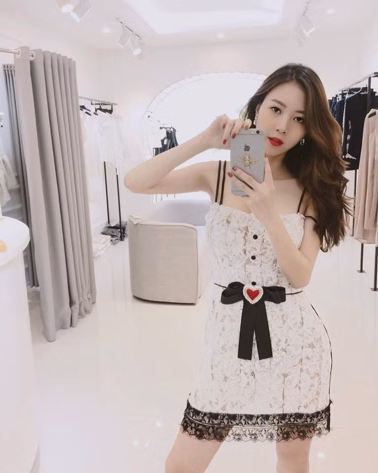 Những chiếc đầm ren quyến rũ không thể không xuất hiện trong tủ đồ của Vũ Ngọc Châm.