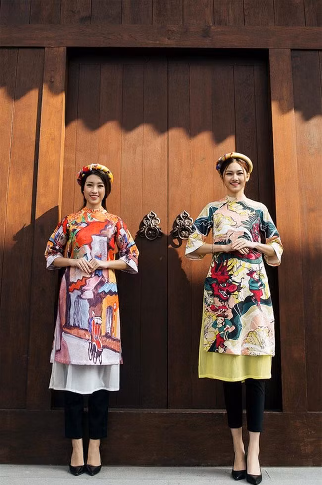 Khi diện áo dài cách tân đi chùa, bạn không nên mặc với chân váy, chọn quần bó trong trường hợp này là thông minh và tinh tế hơn cả.