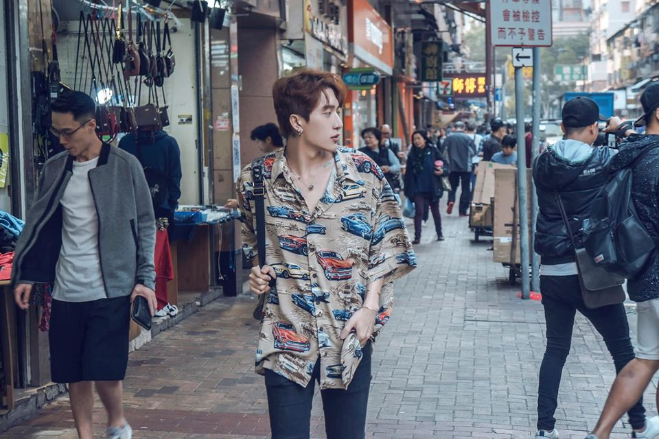 Châu Đăng Khoa rất chuộng các kiểu áo sơ mi họa tiết "cool ngầu" mỗi khi đi du lịch. Ảnh: FBNV. Video "Minh Hằng chia sẻ về phong cách thời trang". Nguồn: VTC.