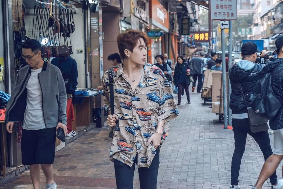 Châu Đăng Khoa rất chuộng các kiểu áo sơ mi họa tiết "cool ngầu" mỗi khi đi du lịch. Ảnh: FBNV. Video "Minh Hằng chia sẻ về phong cách thời trang". Nguồn: VTC.