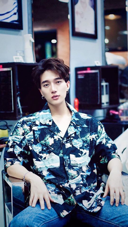 Châu Đăng Khoa trông khá lãng tử với chiếc áo sơ mi họa tiết hoa lá cành.