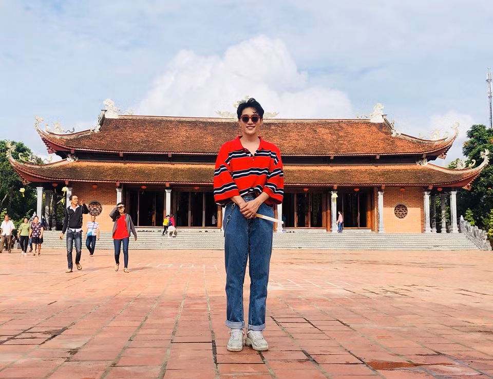 Nam nhạc sĩ sinh năm 1990 nổi bật với chiếc áo phông kẻ đỏ và quần jean.