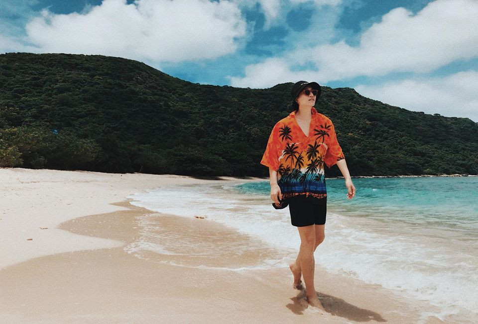 Khi đi biển, anh cũng phải mặc đúng trend áo họa tiết cây dừa.