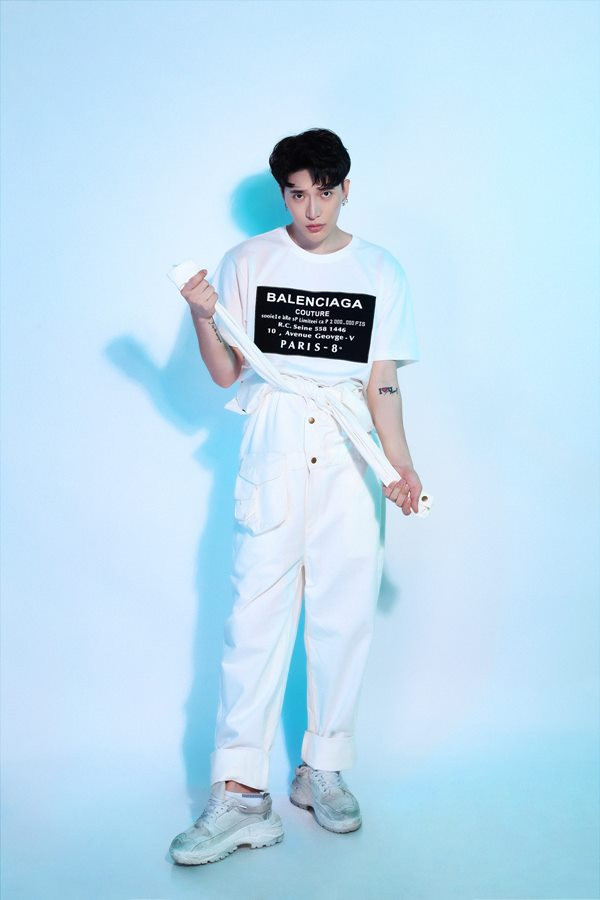 Anh chàng diện cả set đồ trắng đầy cá tính và chất chơi.