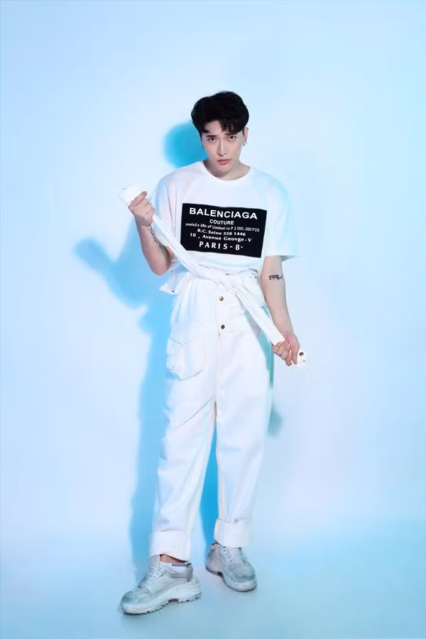 Anh chàng diện cả set đồ trắng đầy cá tính và chất chơi.