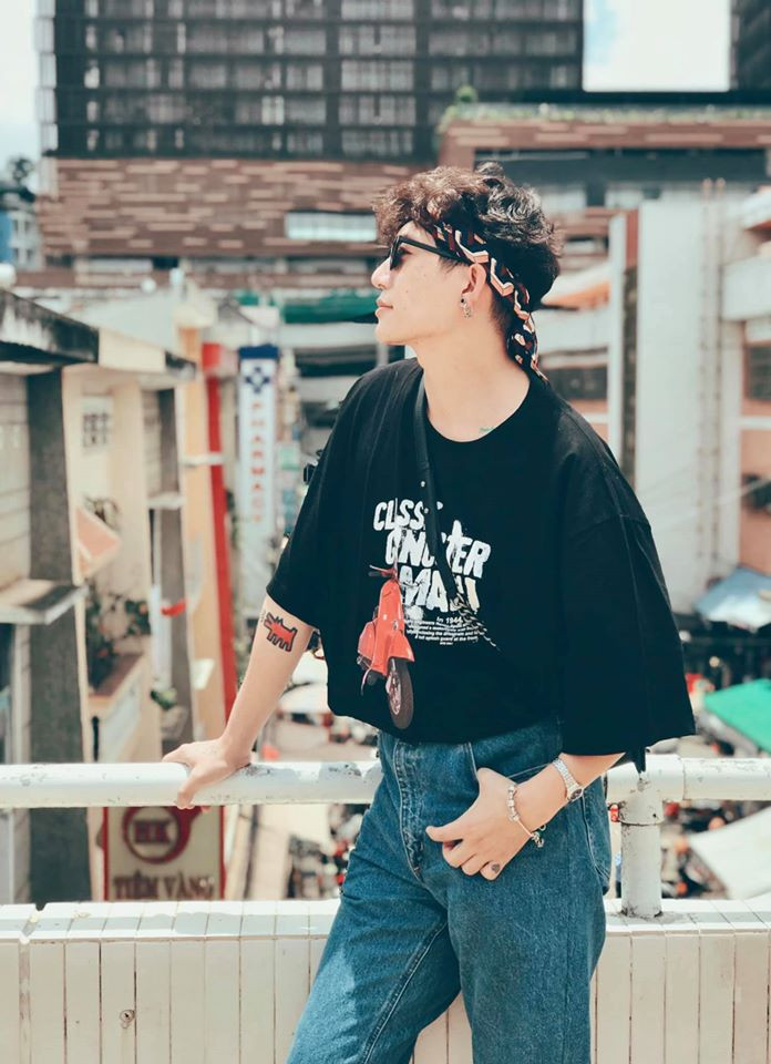 Áo phông và quần jean cũng là set đồ quen thuộc trong mỗi chuyến du lịch của nam nhạc sĩ.