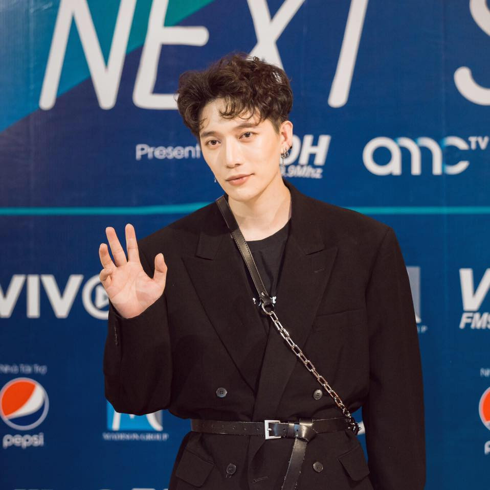 Áo phông mix với vest mang lại nét khỏe khoắn và cá tính cho Châu Đăng Khoa.