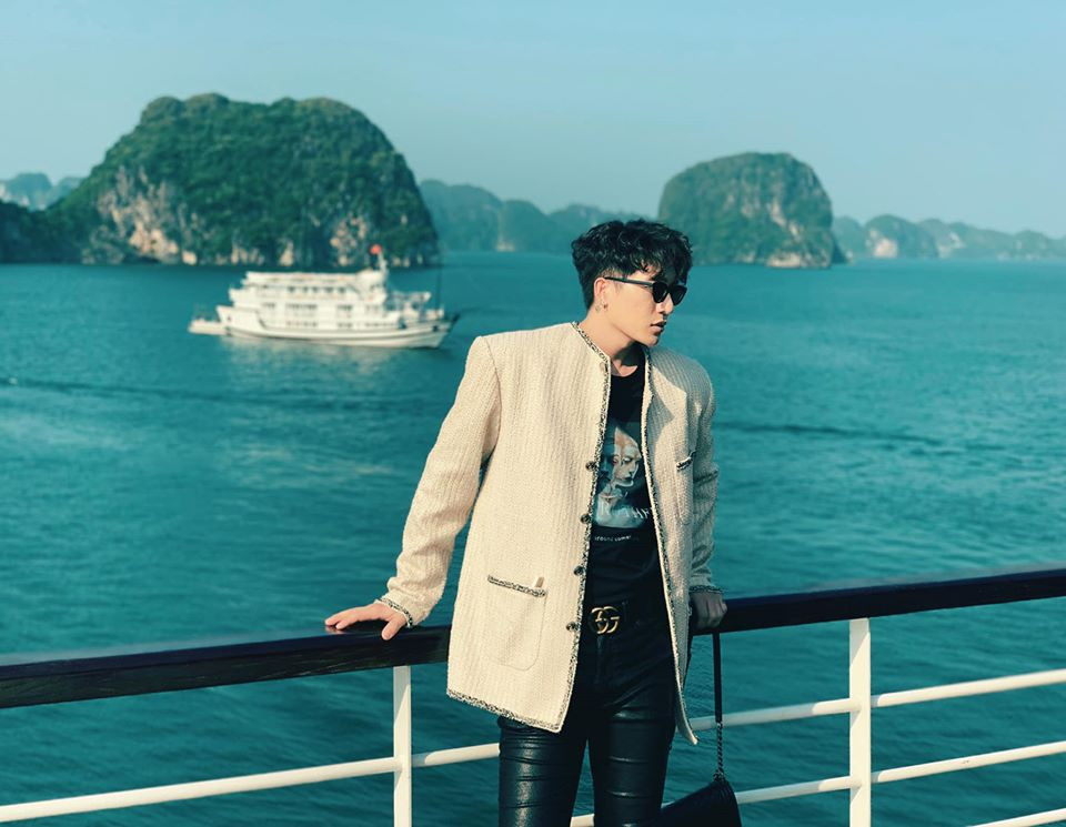 Từ những trang phục đơn giản như áo phông, quần jean và áo khoác nhưng qua tài phối đồ của Châu Đăng Khoa, mọi thứ trở nên khá độc đáo.