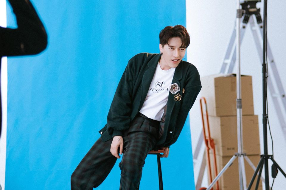 Áo phông trắng kết hợp với áo khoác và quần kẻ màu xanh rêu tạo nên sự mới mẻ trẻ trung.