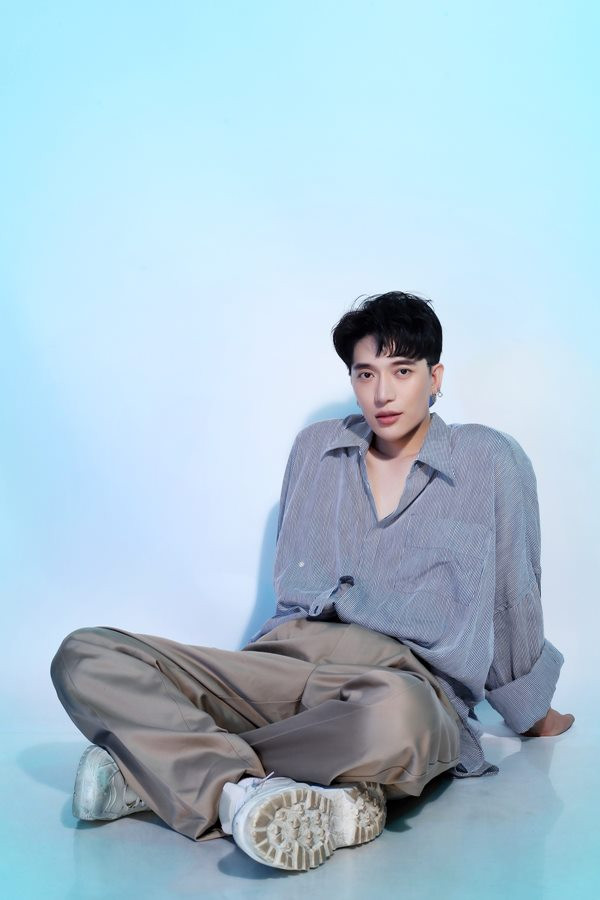 Nam nhạc sĩ trẻ có cách mix&amp;match trang phục vừa bụi bặm vừa thời trang khiến người ta thấy sự mới mẻ, táo bạo.