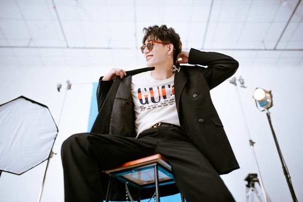 Chàng nhạc sĩ này khá chuộng các trang phục thời thượng và cá tính của hiệu Gucci.