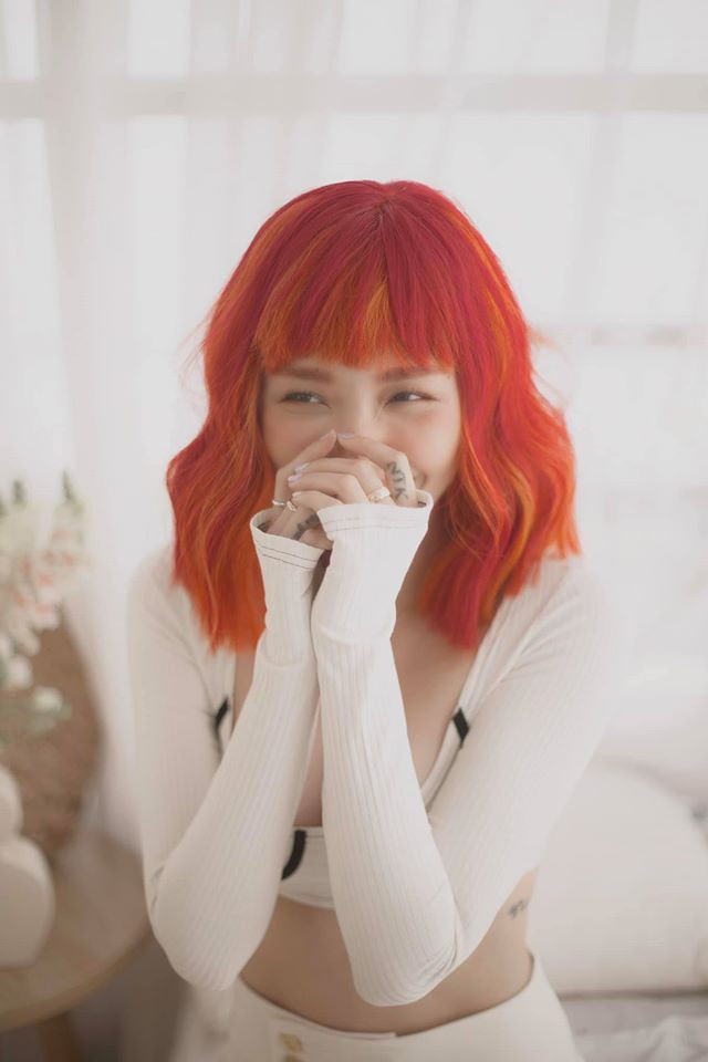 Gần đây, Tóc Tiên "chơi trội" khi làm hẳn tóc màu cam đỏ chói lóa trên phom tóc bob ngang vai uốn xoăn nhẹ. Màu tóc nhuộm mới của nữ ca sĩ được người hâm mộ hết lời khen ngợi.