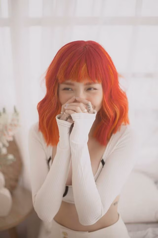 Gần đây, Tóc Tiên "chơi trội" khi làm hẳn tóc màu cam đỏ chói lóa trên phom tóc bob ngang vai uốn xoăn nhẹ. Màu tóc nhuộm mới của nữ ca sĩ được người hâm mộ hết lời khen ngợi.