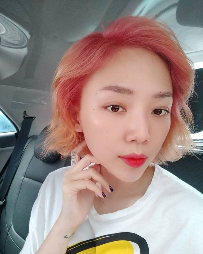 Cô nàng cũng không bỏ qua mốt tóc nhuộm hồng đỏ nổi bật.