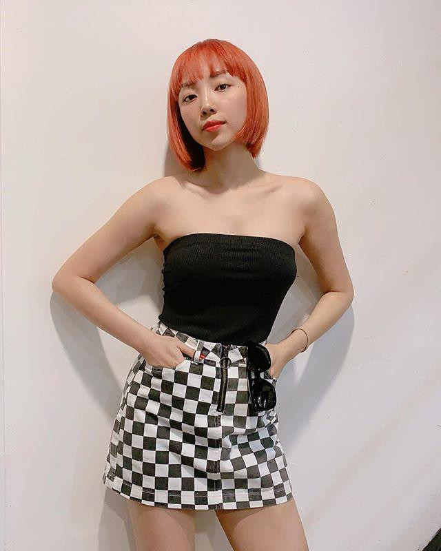 Cô nàng từng gây sốt khi để kiểu tóc mái ngang và nhuộm màu cam nổi bật, giúp tôn lên các đường nét hài hòa trên gương mặt.