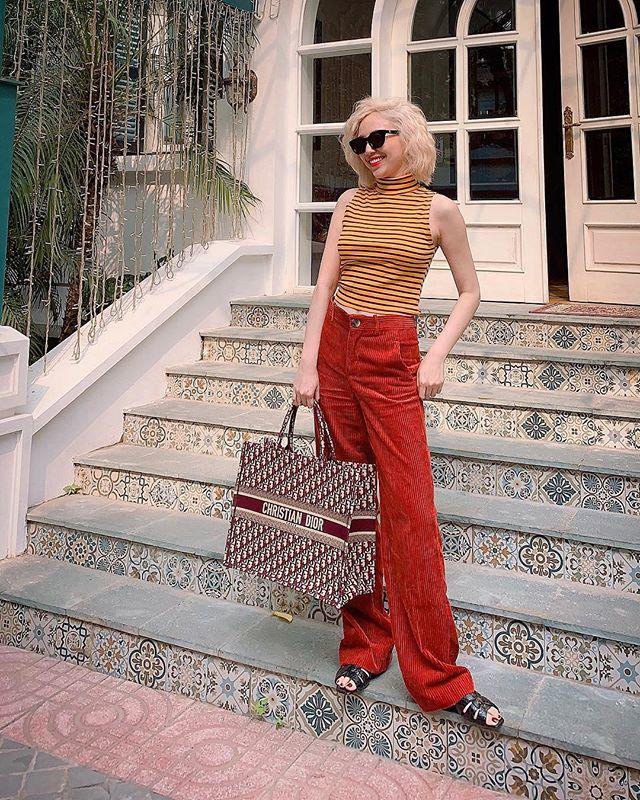 Tóc Tiên là nữ ca sĩ gây ấn tượng mạnh với người hâm mộ khi liên tục biến hóa mái tóc theo nhiều màu sắc, phong cách khác nhau.