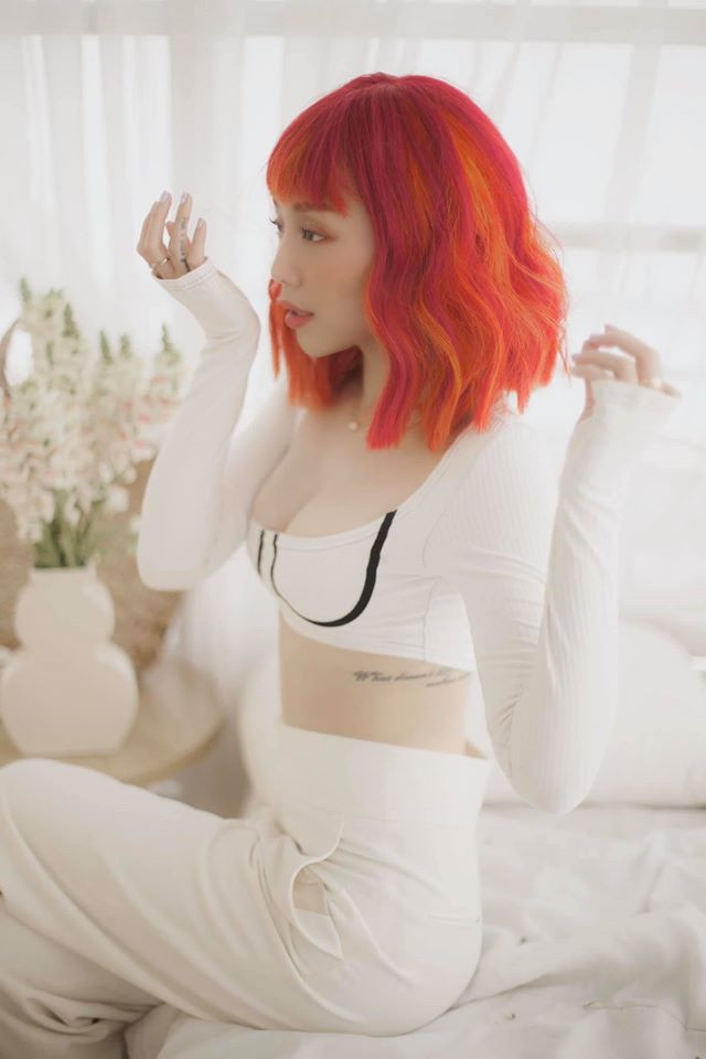 Mái tóc gam màu cam đỏ rực rỡ tôn lên làn da trắng trẻo của giọng ca “Ngày tận thế”.