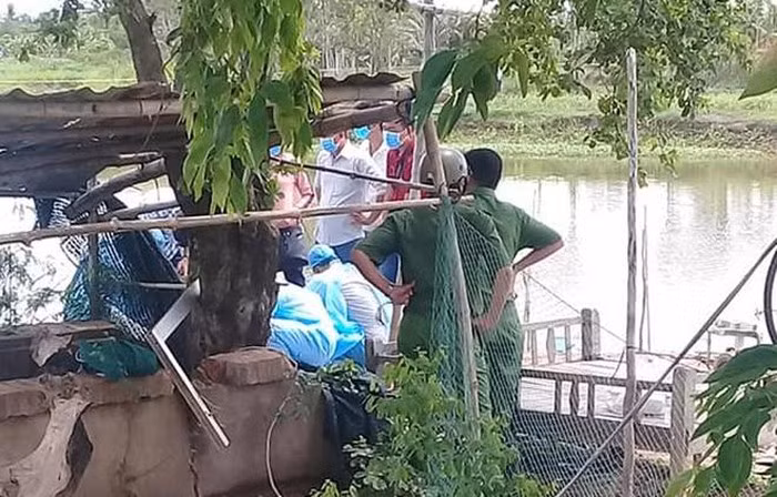 Thi the nguoi dan ong co nhieu vet chem duoi ao nuoi tom