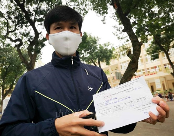 Phòng test nhanh trả kết quả xét nghiệm cho người dân sau 10 phút. Ảnh: TTXVN. Mời độc giả theo dõi video "Thêm 30 bệnh nhân mắc Covid-19 được xuất viện". Nguồn: VTC Now.