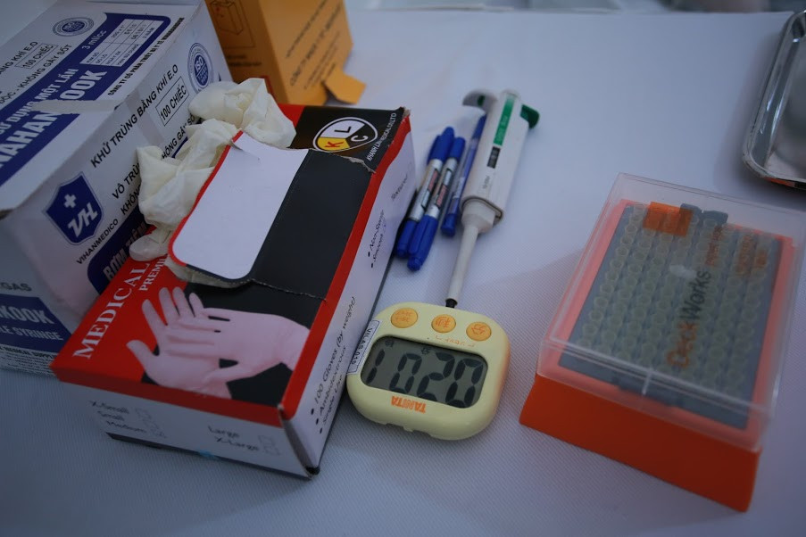 Ngoài ra, Trung tâm Kiểm soát bệnh tật Hà Nội còn đặt một địa điểm xét nghiệm tại khu đô thị Thanh Hà, huyện Thanh Oai. Những người thuộc diện kiểm tra sẽ được lấy thông tin tại phòng kê khai.