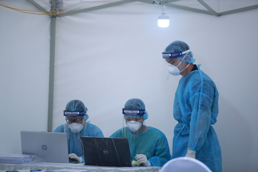 Ông Khổng Minh Tuấn, Phó Giám đốc Trung tâm Kiểm soát bệnh tật Hà Nội cho biết: Thực hiện chỉ đạo Chủ tịch UBND thành phố Hà Nội, Trung tâm đã phối hợp với các quận Đống Đa, Hai Bà Trưng dựng 10 lều xét nghiệm dã chiến. Trong đó, 5 lều được đặt tại phố Trần Đại Nghĩa, quận Hai Bà Trưng và 5 lều đặt tại trường THCS Đống Đa.