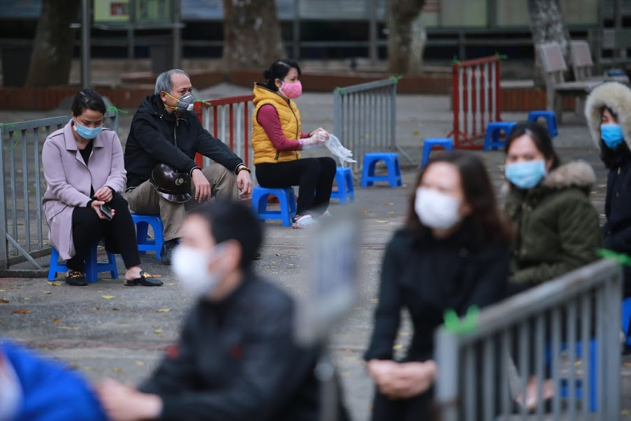 Những người đến xét nghiệm đều đeo khẩu trang cẩn thận và giữ khoảng cách với nhau.