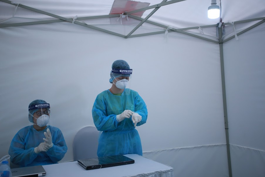 Mọi thứ đều được chuẩn bị hết sức cẩn thận, kỹ lưỡng. Các bác sĩ, y tá đều được trang bị đồ bảo hộ từ đầu đến chân.