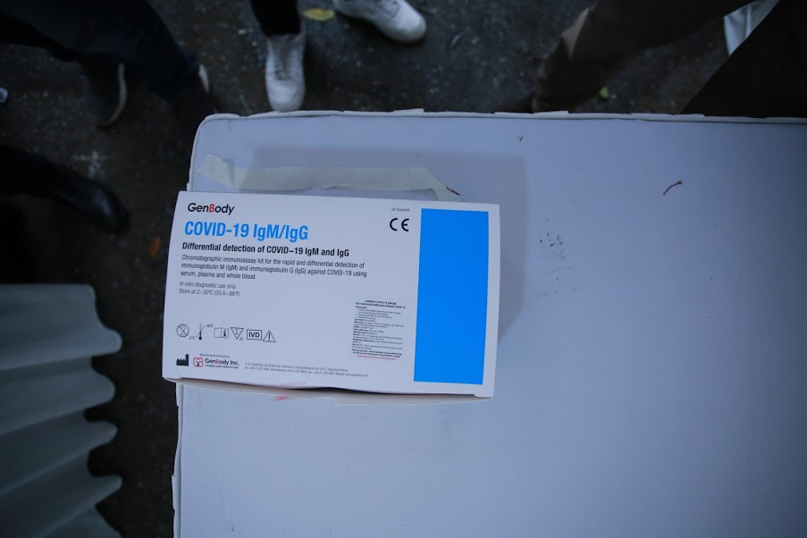 Tại địa điểm trường THCS Đống Đa, trong ngày hôm nay, trạm đã chuẩn bị 500 bộ test.