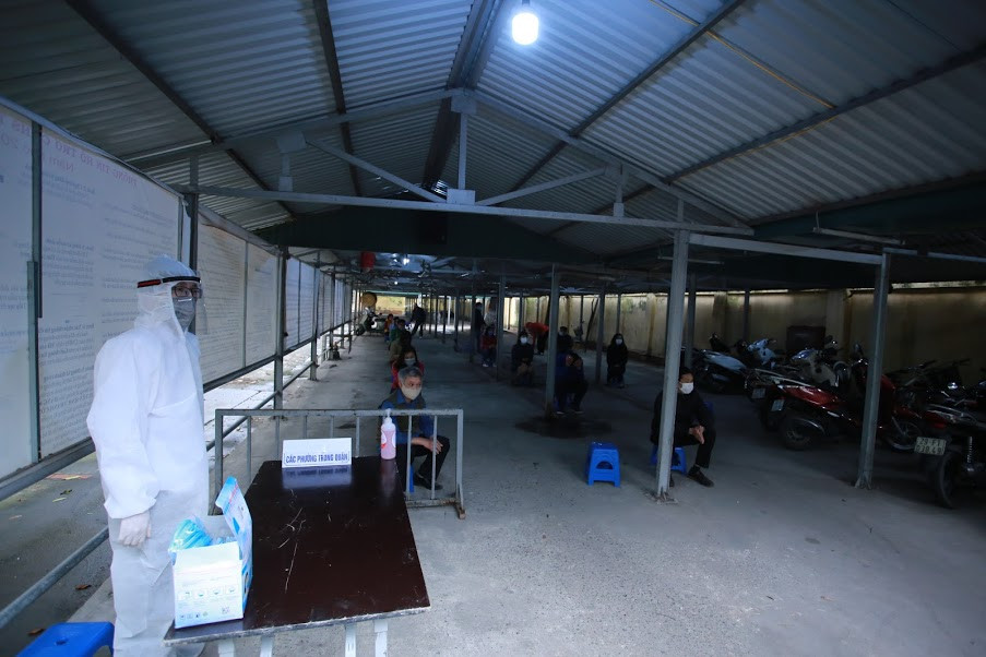 Khu vực cho người dân ngồi chờ để test nhanh có kết quả sau 10 phút tại điểm Trường THCS Đống Đa (Hà Nội).