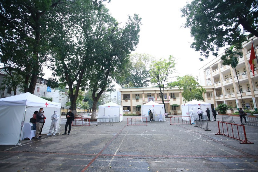 Địa điểm trường THCS Đống Đa, số 28 Lương Định Của là 1 trong 10 trạm test nhanh COVID-19. Từ sáng sớm, mọi công tác chuẩn bị tại khu vực kiểm tra nhanh đã được triển khai.