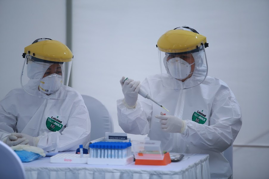 Lực lượng y, bác sĩ triển khai xét nghiệm một cách an toàn và đúng theo quy chuẩn của Bộ Y tế. Nguồn ảnh: Phạm Khánh Huy.