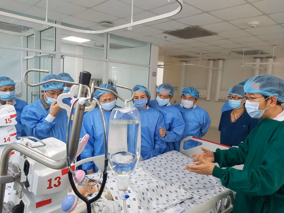 He lo suc khoe cap song sinh dinh lien sau mot tuan mo tach