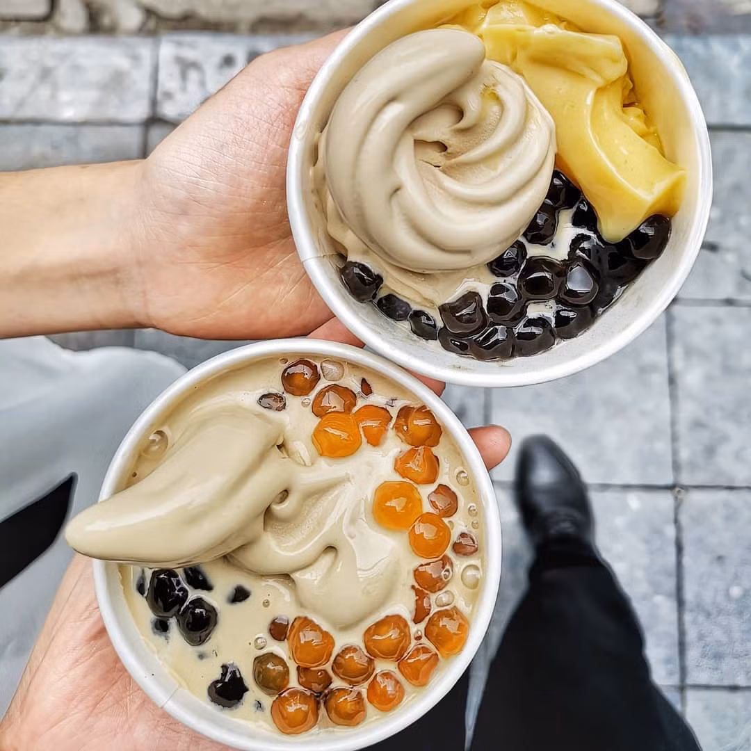 Kem trà sữa nướng: Không chỉ dừng lại với món trà sữa nướng trứ danh, tới nay kem trà sữa nướng cũng xuất hiện và nhanh chóng gây sốt.