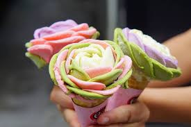 Các nguyên liệu tạo nên kem hoa hồng đều là từ hoa quả tươi, đường glucose nên vị rất chân thực và đảm bảo an toàn. Kem cũng có nhiều vị như: dừa, vani, sầu riêng, chanh leo, dâu tây… cho bạn thoải mái lựa chọn.