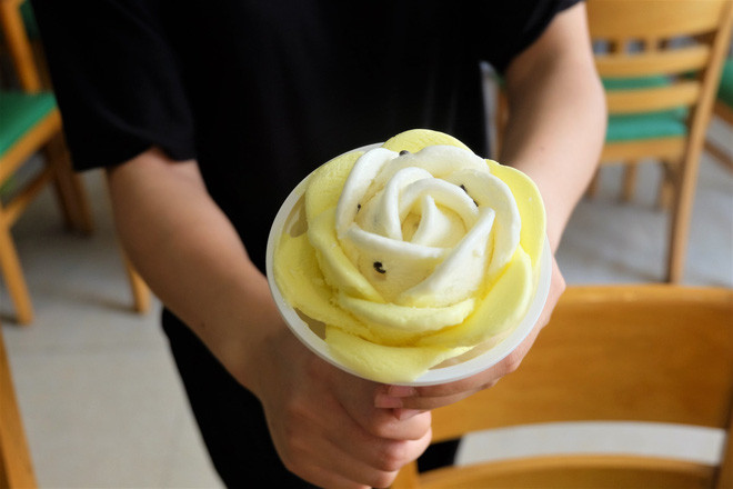 Một chiếc kem hoa hồng thông thường có giá 40.000 – 45.000 đồng. Đây là mức giá khá phù hợp với một chiếc kem to và kì công như vậy. Ảnh: Internet. Video "Chế biến món ngon từ nấm đông cô". Nguồn: VTC.