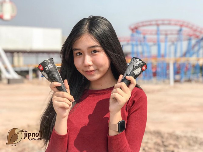 Món kem độc lạ này không chỉ có vị trà Hojicha thơm thơm, lớp kem sánh mịn, mà còn có thêm những hạt trân châu giòn rôm rốp độc đáo được tạo từ chocolate.