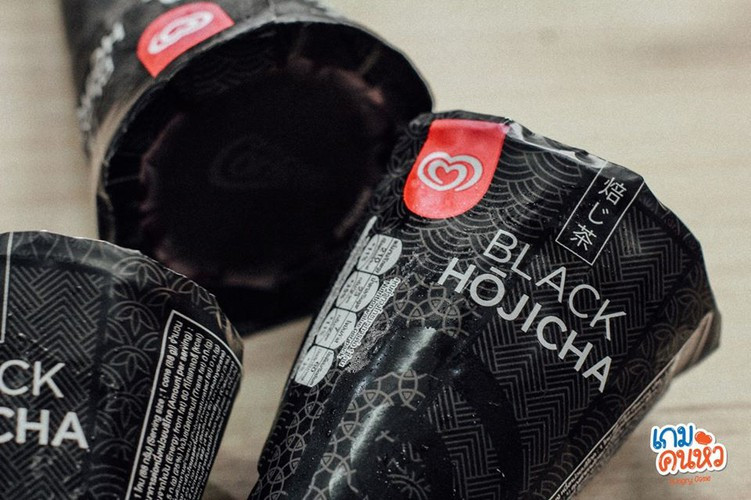 Đen sang trọng từ bao bì đến lớp ốc quế, món kem đen Cornetto Black Hojicha đang là từ khóa được tìm kiếm trên các mạng xã hội, không chỉ bởi vẻ ngoài thời thượng mà còn ở hương vị độc đáo.