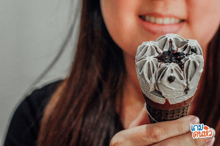 Cắn một miếng kem, vị béo ngậy thơm mùi trà sữa, vị chocolate ngọt ngào hòa cùng ốc quế giòn tan và cái lạnh tê tê nơi đầu lưỡi sẽ kích thích tối đa vị giác.