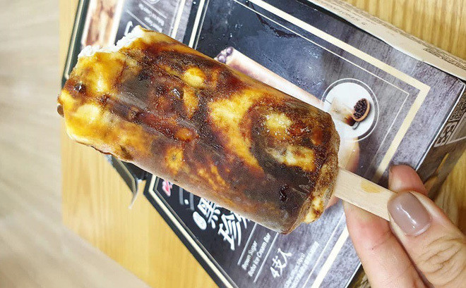 Loại kem mới này có lõi bên trong là sữa tươi, bên ngoài được phủ một lớp đường đen, thoạt nhìn trông giống hệt một cốc trà sữa trân châu đường đen đông lạnh. Hương vị của kem được đánh giá là ngọt béo và thơm mùi caramel.