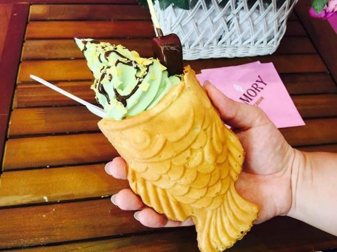 Kem cá sữa chua: Đã từng một thời làm mưa làm gió ở Hà Nội và đến nay vẫn được nhiều người ưa thích. Món kem độc đáo này thay vì vỏ ốc quế bình thường thì kem này có vỏ là hình một chú cá đang há miệng, phía trong là kem sữa chua, đậu phộng, socola vô cùng hấp dẫn.