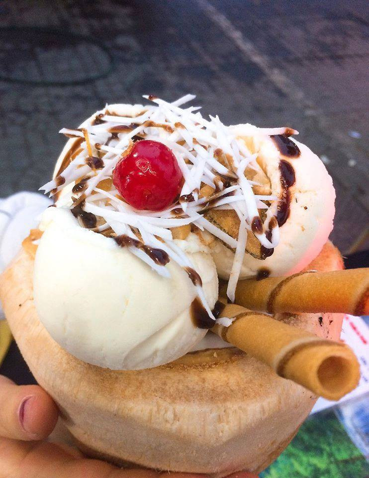 Kem dừa non Thái Lan: Chẳng cần sang tận Thái Lan vì giờ đây ở Hà Nội cũng có những xe đẩy bán loại kem dừa siêu hot này. Đặc biệt hơn, giá mỗi quả kem dừa chỉ từ 20k, quá rẻ cho một món ăn vặt giải nhiệt đầy hấp dẫn.