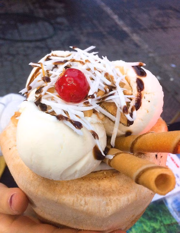 Kem dừa non Thái Lan: Chẳng cần sang tận Thái Lan vì giờ đây ở Hà Nội cũng có những xe đẩy bán loại kem dừa siêu hot này. Đặc biệt hơn, giá mỗi quả kem dừa chỉ từ 20k, quá rẻ cho một món ăn vặt giải nhiệt đầy hấp dẫn.