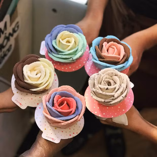 Kem hoa hồng: Đây quả thực là một kiệt tác nghệ thuật đúng như tên gọi kem. Kem được tạo hình một bông hoa hồng rất bắt mắt với màu sắc rực rỡ, và đặc biệt là vị kem rất ngon.