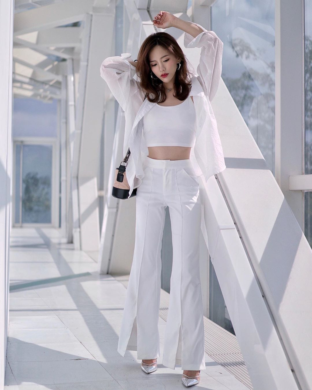 Khi rời đồng phục bay, nữ tiếp viên xứ Đài ăn mặc cực gợi cảm và thời thượng.