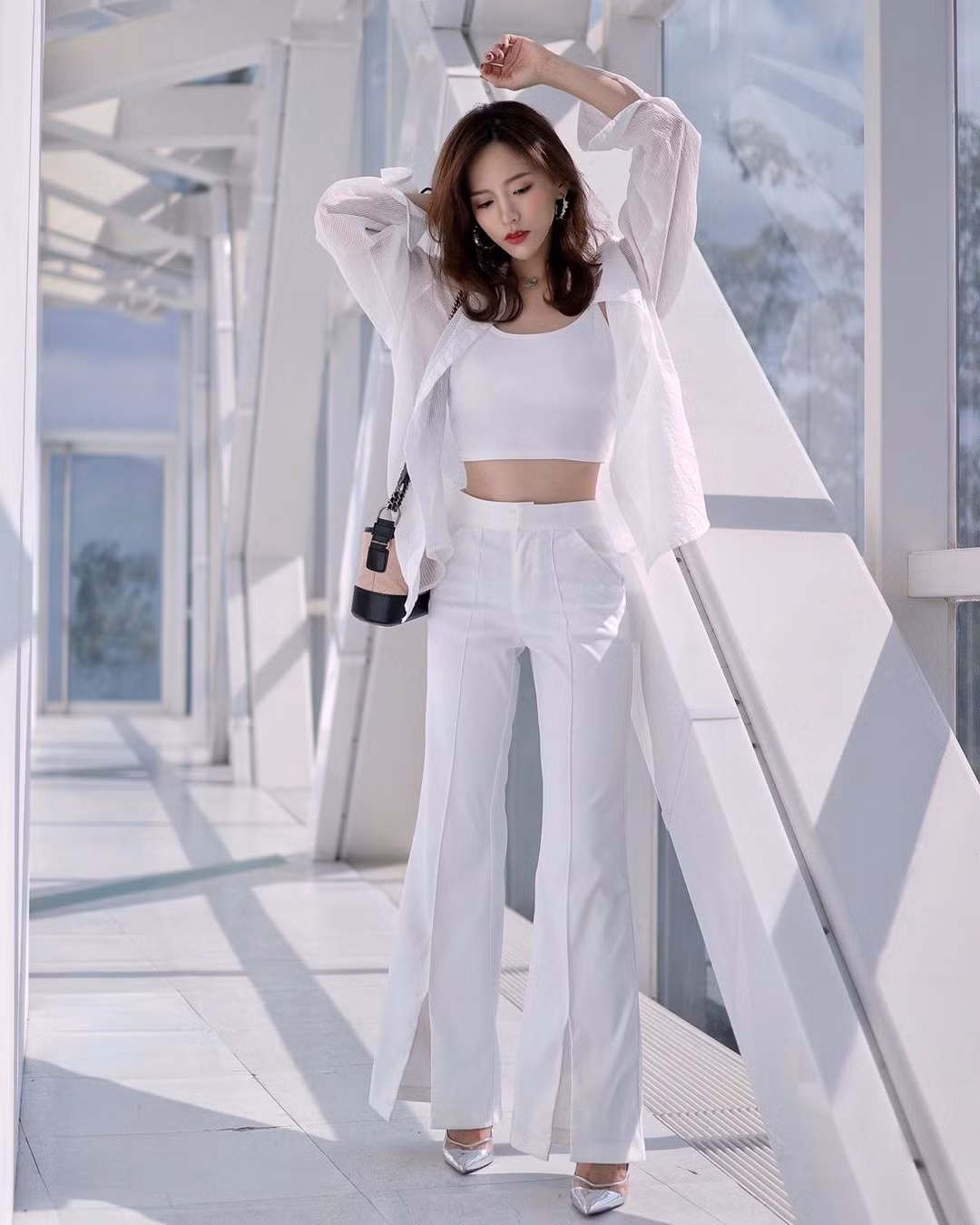 Khi rời đồng phục bay, nữ tiếp viên xứ Đài ăn mặc cực gợi cảm và thời thượng.