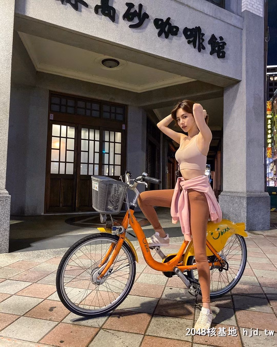 Người đẹp hàng không Đài Loan thường xuyên dành thời gian để tham gia các hoạt động ngoài trời như đạp xe và leo núi.