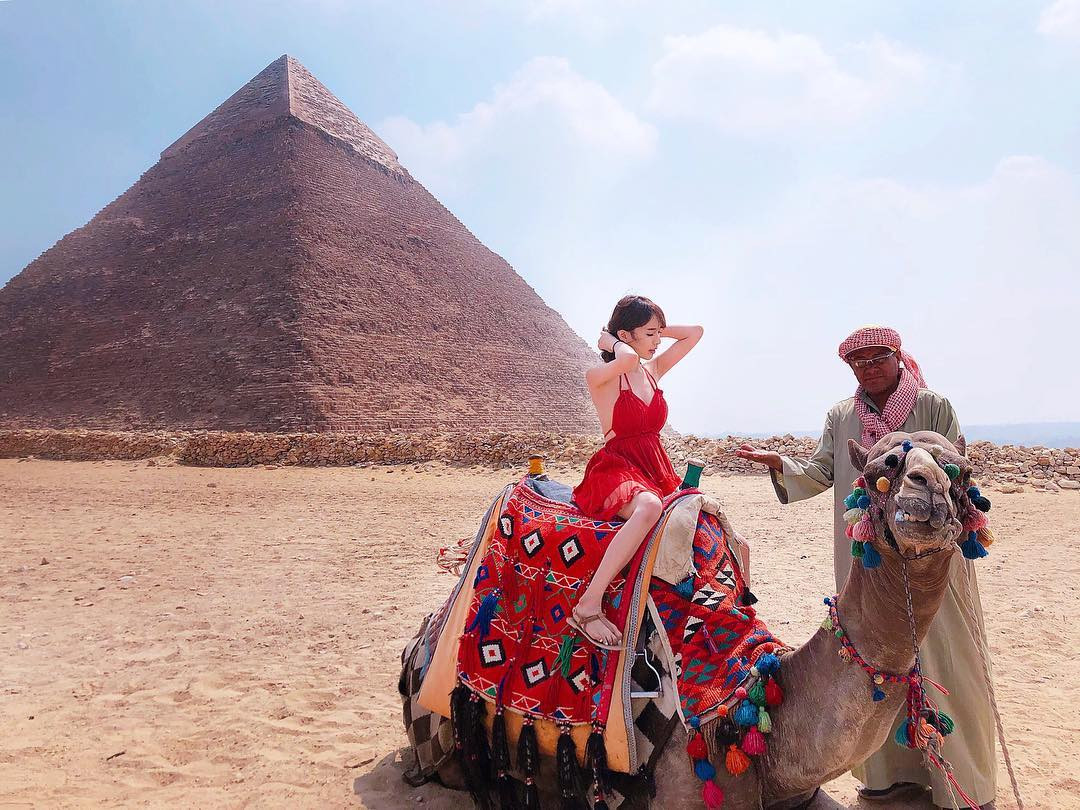 Nữ tiếp viên hàng không này cũng thường xuyên diện trang phục gợi cảm trong các chuyến du lịch.