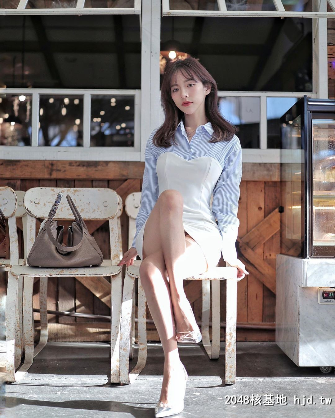 Người đẹp thường chọn các trang phục ngắn để khoe đôi chân thon dài trắng nõn.