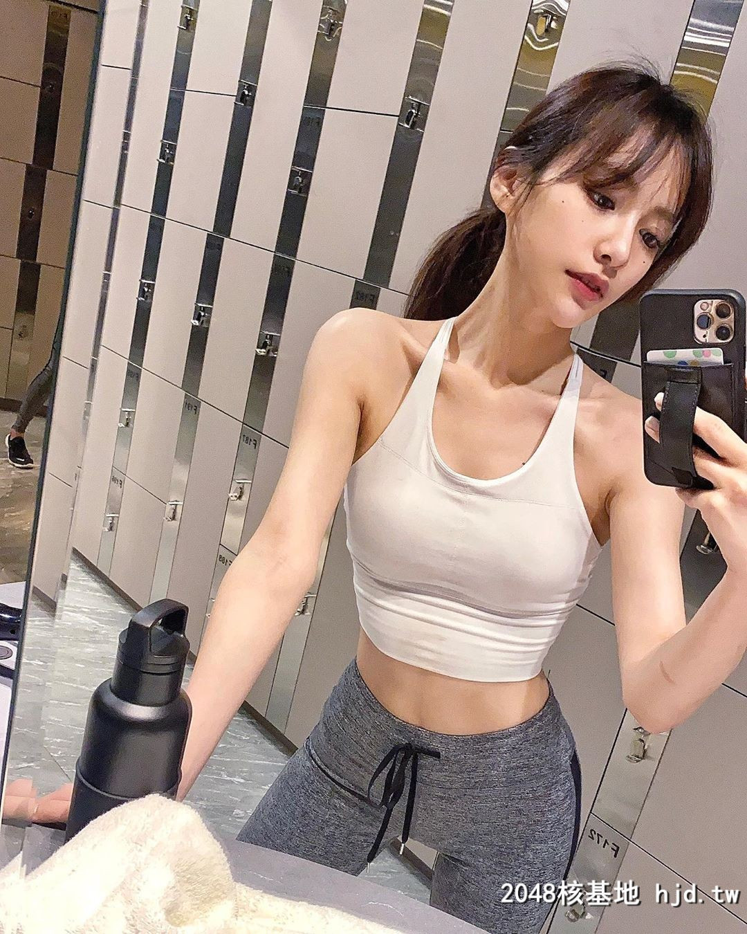 Các kiểu áo croptop giúp cô khoe vòng eo thon thả.